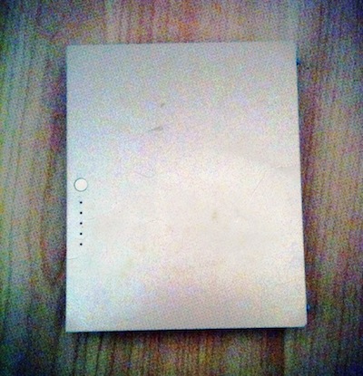 צילום: סוללה של מקבוק פרו ישן.